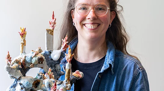 Förderpreis junge Keramik Die Preisträgerin 2025 mit ihrem Werk
