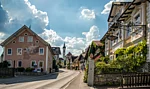 Herrenstraße Richtung Hofmark Historische Gebäude mit Zinngießerei in der Herrenstraße