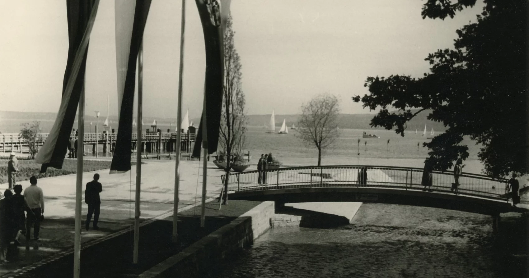Seeanlagen mit Flaggenschmuck  Foto von 1965
