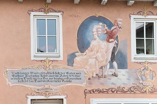 Rosa Hausfassade mit Malerei