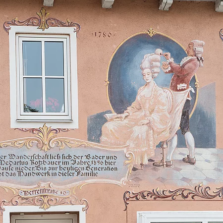 Rosa Hausfassade mit Malerei