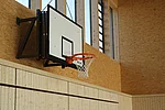 Turnhalle mit Basketballkorb