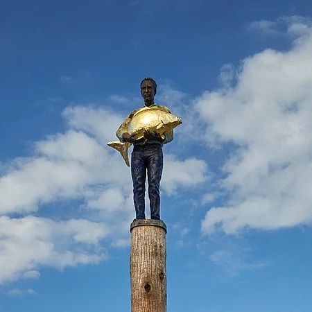 Diez vor weissblauem Himmel