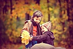 Kinder mit Laub