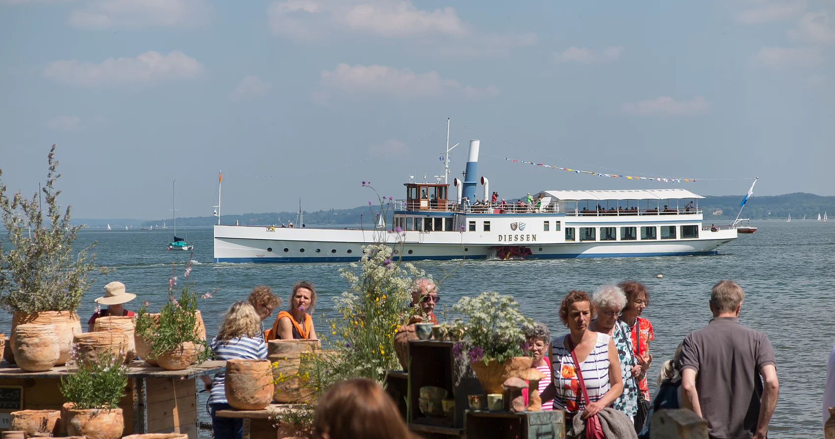 Diessener Töpfermarkt Töpferware mit Besuchern des Töpfermarktes in den Seeanlagen
